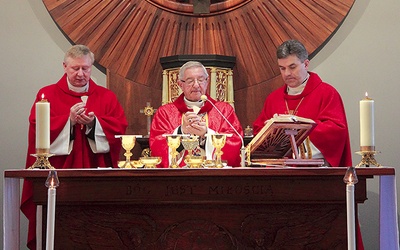 ▲	Mszę odpustową wraz z metropolitą sprawowali m.in. gdańscy biskupi pomocniczy.