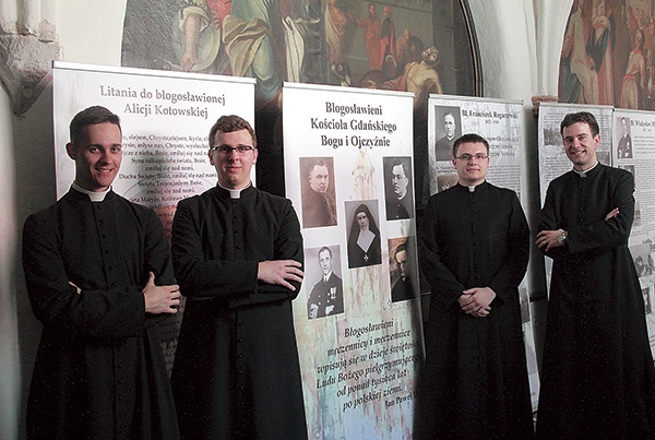 ◄	– Na czas wakacji wypożyczyliśmy od Akcji Katolickiej jej wystawę, którą dla zwiedzających muzeum diecezjalne udostępniliśmy w krużgankach. To ona była dla nas inspiracją, kiedy podejmowaliśmy decyzję o zorganizowaniu wystawy plenerowej – mówi kl. Daniel Zając (drugi z lewej).