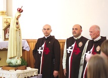 ▲	Posąg do parafii przywieźli włoscy wierni.