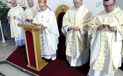 ▲	Przed końcowym błogosławieństwem odmówiono „Modlitwę papieża Pawła VI za kapłanów” .
