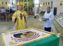▼	Sztandar szkoły poświęcił bp Henryk Tomasik.