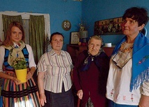 ◄	Z wizytą u pani Marii. Stoją od lewej: Sylwia Biernat, Anna Abramczyk, Maria Gaca i Kazimiera Woźniak.