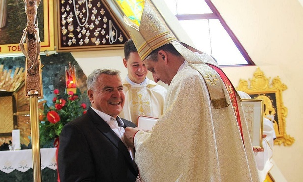 Stanisław Kaim podczas dekoracji medalem "Pro Ecclesia et Pontifice".