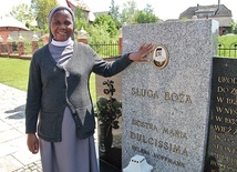 ◄	Marianka z Tanzanii nad grobem sługi Bożej w Raciborzu-Brzeziu.