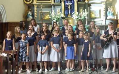 Schola "Marcinki" od 10 lat dba o muzyczną oprawę Mszy św. w rodzinnej parafii.