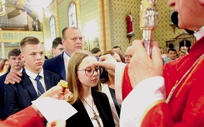 Uroczystość w Radgoszczy, gdzie abp Henryk Nowacki udzielił sakramentu prawie 150 kandydatom z czterech parafii.