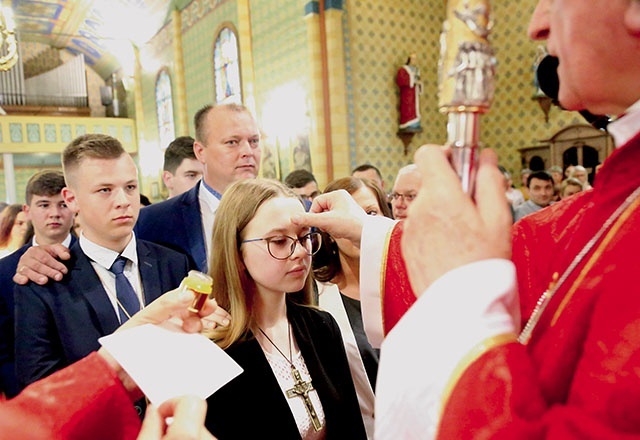 Uroczystość w Radgoszczy, gdzie abp Henryk Nowacki udzielił sakramentu prawie 150 kandydatom z czterech parafii.