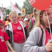 ▲	Śpiewem i okrzykami młodzi poinformowali koszalinian, że warto pomagać.