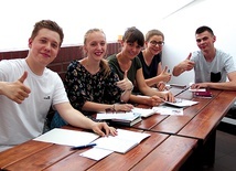 ▲	Jak widać, studenci teologii nie próżnują i starają się jak najlepiej przygotować do egzaminów.