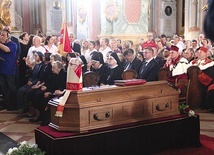 ▲	Na żałobnej Eucharystii obecni byli rodzina i przyjaciele biskupa. 