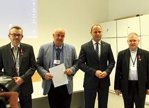 ▲	Dekoracji odznaczonych dokonał wojewoda Paweł Hreniak (drugi z prawej).