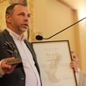 Tomasz Krzyżak z nagrodą dziennikarską "Ślad"