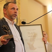 Tomasz Krzyżak z nagrodą dziennikarską "Ślad"