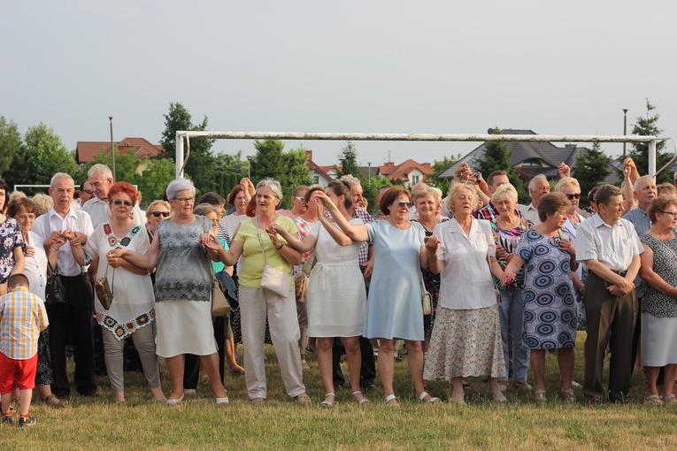 Mieszkańcy zgromadzili się w miejscu, gdzie 20 lat temu Eucharystię sprawował święty papież.