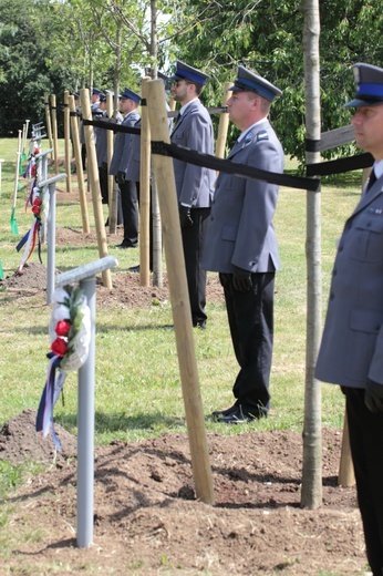 Policyjne Dęby Pamięci w Legnicy