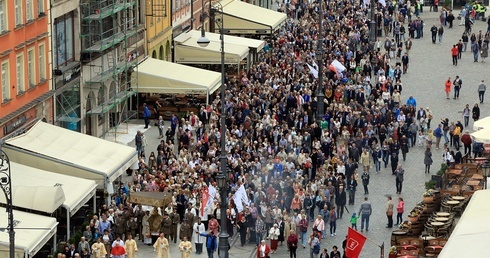 Pokażmy, ilu ludzi idzie za Jezusem Eucharystycznym ulicami miast i wsi