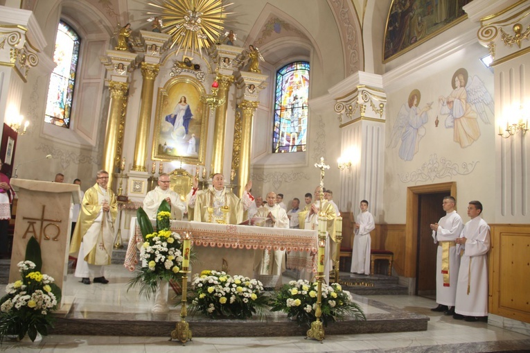 Błogosławieństwo kaplicy cmentarnej i odnowionych organów w Podegrodziu