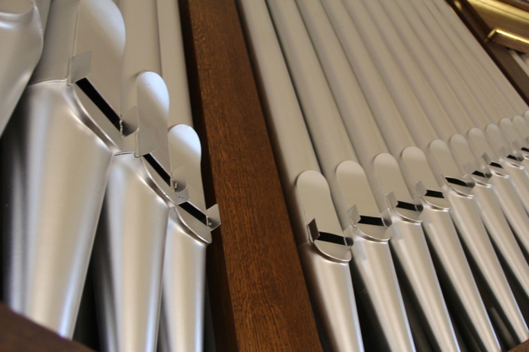 Błogosławieństwo kaplicy cmentarnej i odnowionych organów w Podegrodziu