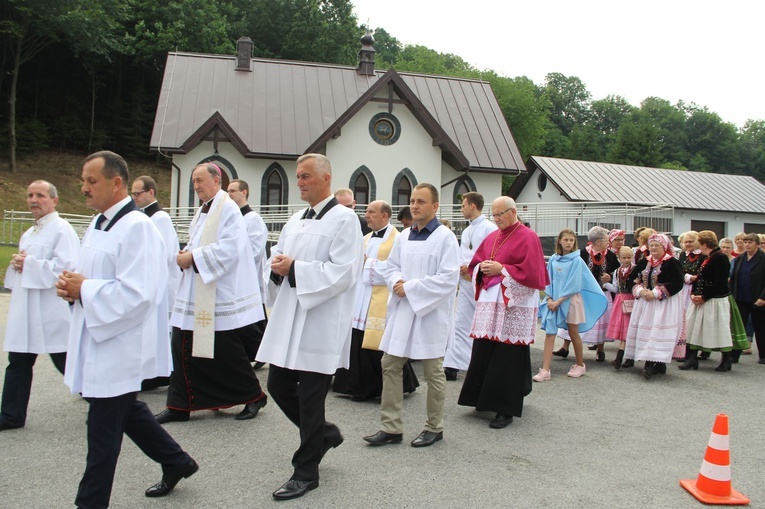 Błogosławieństwo kaplicy cmentarnej i odnowionych organów w Podegrodziu