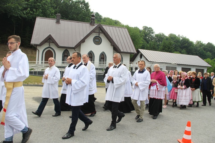 Błogosławieństwo kaplicy cmentarnej i odnowionych organów w Podegrodziu