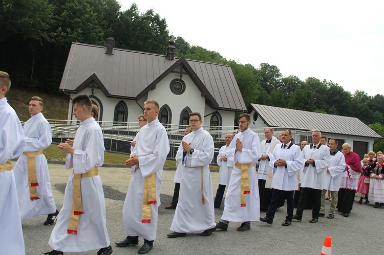 Błogosławieństwo kaplicy cmentarnej i odnowionych organów w Podegrodziu