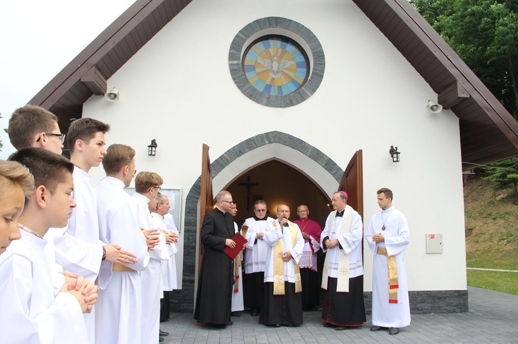 Błogosławieństwo kaplicy cmentarnej i odnowionych organów w Podegrodziu