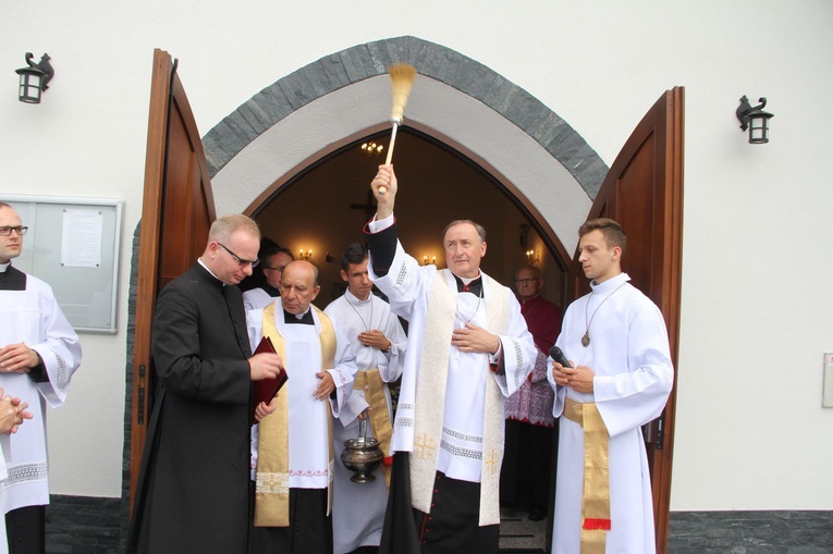 Błogosławieństwo kaplicy cmentarnej i odnowionych organów w Podegrodziu