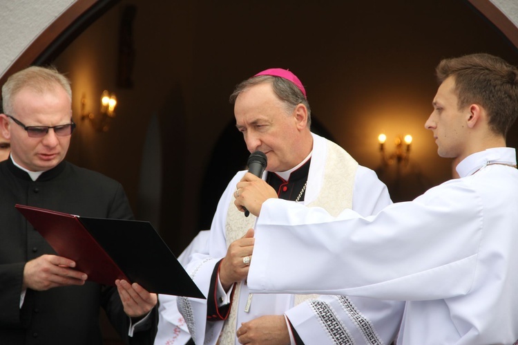 Błogosławieństwo kaplicy cmentarnej i odnowionych organów w Podegrodziu