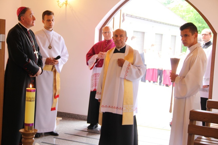 Błogosławieństwo kaplicy cmentarnej i odnowionych organów w Podegrodziu
