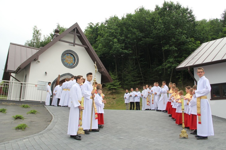 Błogosławieństwo kaplicy cmentarnej i odnowionych organów w Podegrodziu
