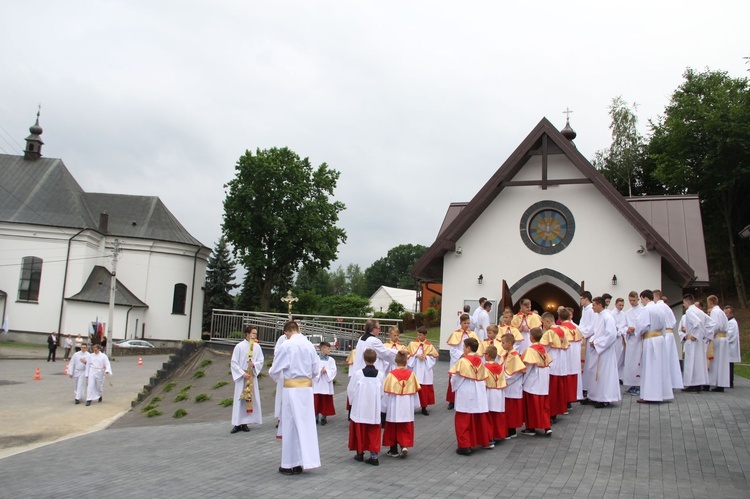 Błogosławieństwo kaplicy cmentarnej i odnowionych organów w Podegrodziu