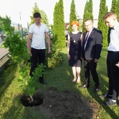 Dąb na terenie szkoły sadzili m.in. Ilona Piechocka-Pazurek oraz przedstawiciele uczniów.