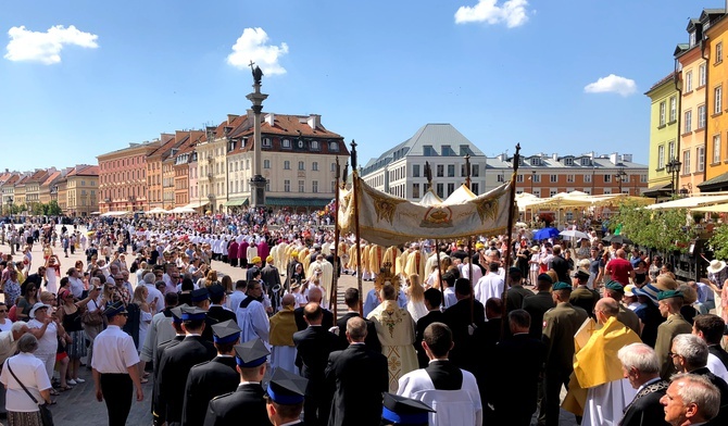 Ratusz ostrzega, my zachęcamy. Procesje na ulicach Warszawy