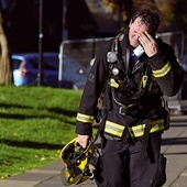 Strażak po walce z potężnym pożarem w Grenfell Tower, 24-piętrowym bloku w Londynie. 
14.06.2019, Londyn