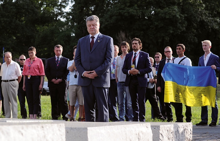 8 lipca 2016 roku ówczesny prezydent Ukrainy Petro Poroszenko złożył kwiaty przed pomnikiem Rzezi Wołyńskiej w Warszawie.