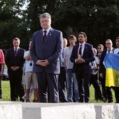 8 lipca 2016 roku ówczesny prezydent Ukrainy Petro Poroszenko złożył kwiaty przed pomnikiem Rzezi Wołyńskiej w Warszawie.