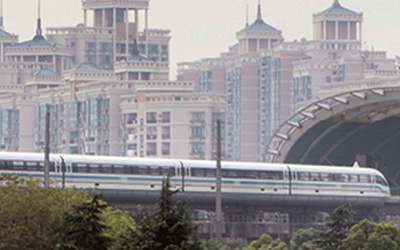 Maglev – kolej magnetyczna w Szanghaju, jadąca z prędkością ponad 400 km/h.