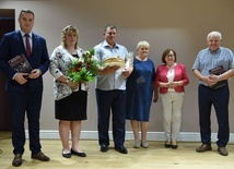 Stoją od lewej: Dawid Chrobak, Kristina, Andriej i Nadieżda Bussowie, Aleksandra Slusarek i Michał Wojtkiewicz.