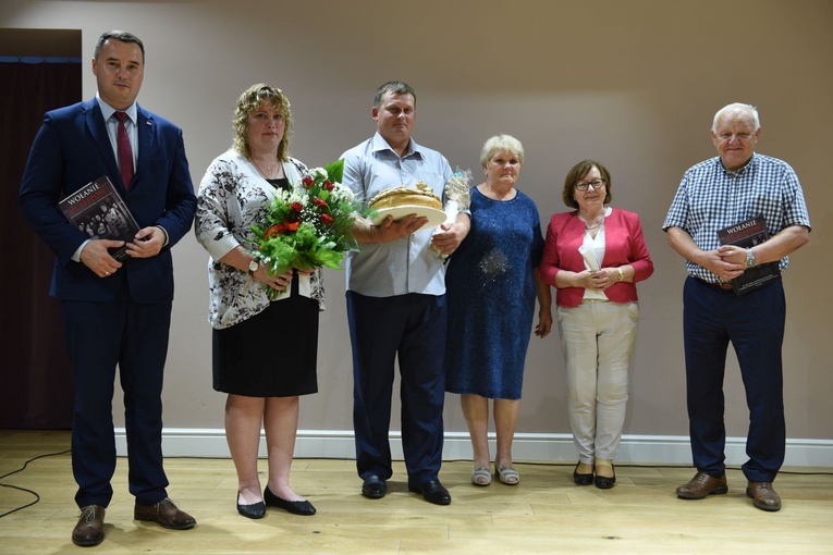 Stoją od lewej: Dawid Chrobak, Kristina, Andriej i Nadieżda Bussowie, Aleksandra Slusarek i Michał Wojtkiewicz.