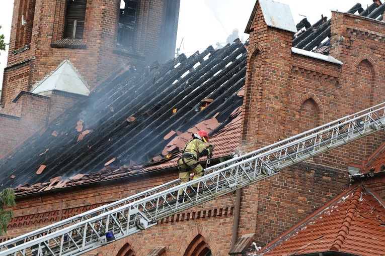 Płonie kościół w Lutolu Suchym