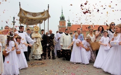 Procesja wyruszyła po Mszy św. odprawionej w bazylice archikatedralnej.