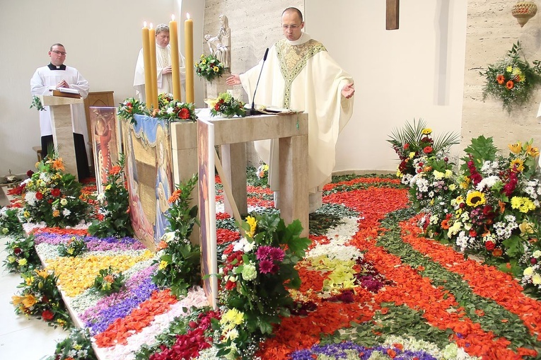 W podziękowaniu za łaski. Kwietny dywan w Domu Miłosierdzia