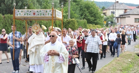 W procesji z Najświętszym Sakramentem przeszli ulicami Łodygowic.