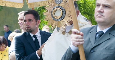 Bp Włodarczyk: Bądźmy monstrancjami, które niosą Jezusa w codzienności