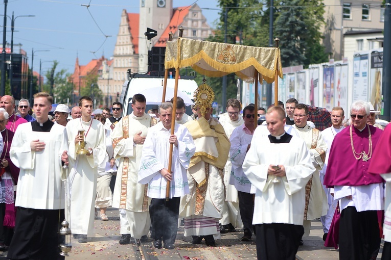 Olsztyn. Centralna procesja Bożego Ciała