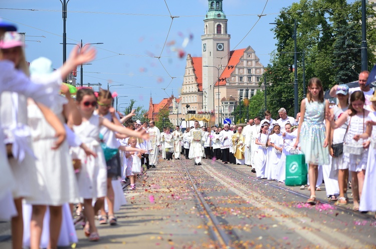 Olsztyn. Centralna procesja Bożego Ciała