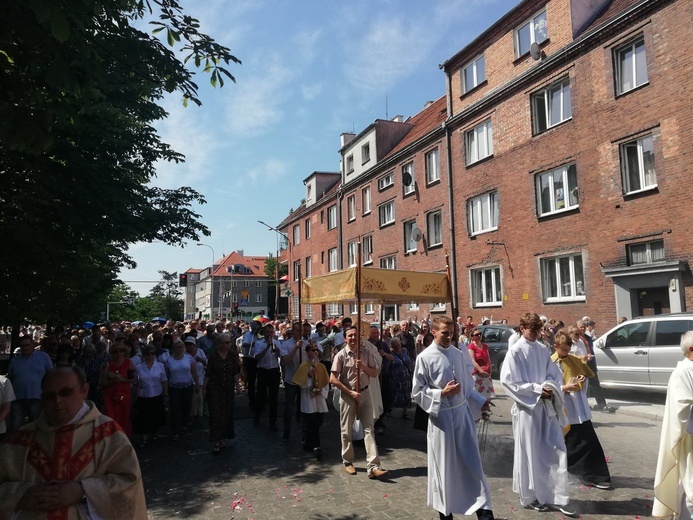 Procesja Bożego Ciała w parafii pw. św. Klemensa Dworzaka we Wrocławiu