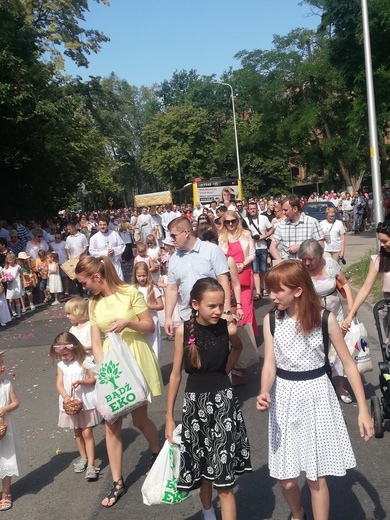 Procesja Bożego Ciała w parafii pw. św. Klemensa Dworzaka we Wrocławiu