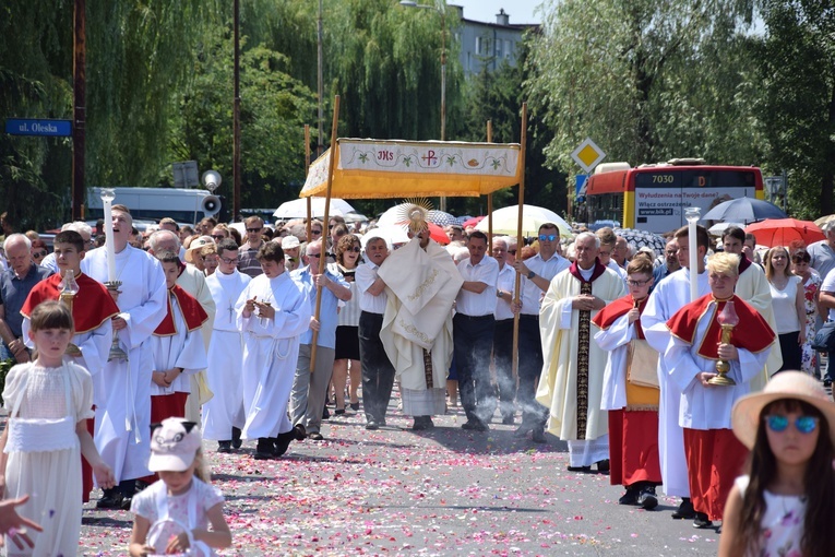 Procesja Bożego Ciała w parafii pw. św. Jana Apostoła we Wrocławiu-Zakrzowie