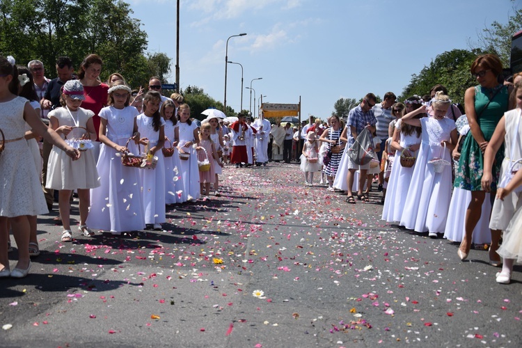 Procesja Bożego Ciała w parafii pw. św. Jana Apostoła we Wrocławiu-Zakrzowie